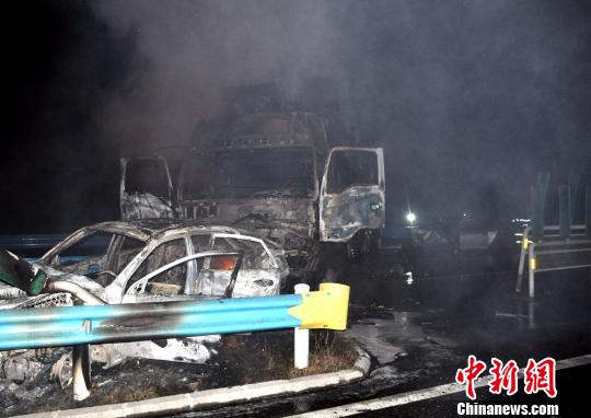 10月2日0時許，杭瑞高速貴州江口縣往銅仁市方向，距王家溝隧道出口200米處，發(fā)生一起三車追尾交通事