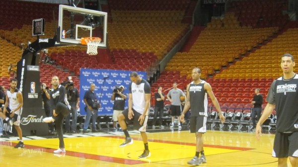 馬刺備戰(zhàn)對陣熱火的第一場總決賽比賽之前，麥蒂亮相訓(xùn)練場，受到媒體狂熱追捧，在馬刺球員中風(fēng)頭最勁，他也