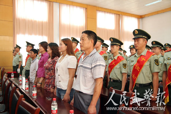 十佳士官同家長親人同臺(tái)受到表彰。圖片來源：人民武警報(bào)