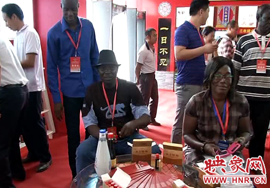 外國游人到正陽王勿橋伏陳醋展示廳內