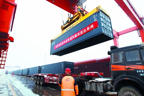 8日,帶回41集裝箱汽車原配件、動車高鐵鋼板、高檔飲料