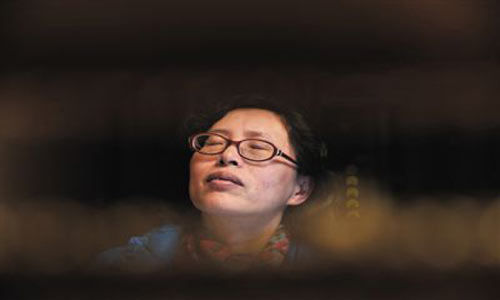 人們將醫(yī)療制度的憤懣情緒，寄托在這個(gè)走廊醫(yī)生身上，共同沉浸在受迫害的幻覺(jué)之中