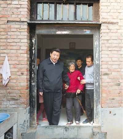 3月17日，習(xí)近平在東壩頭鄉(xiāng)張莊村看望85歲老人張景枝。