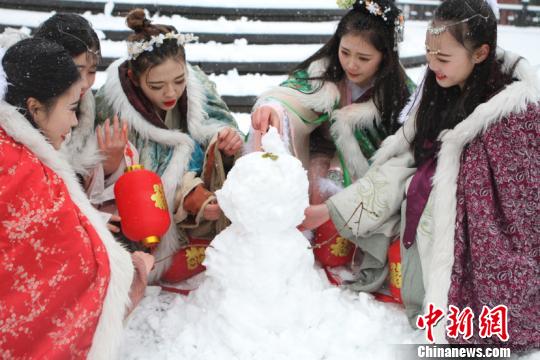 古裝美女雪中斗艷穿越古今玩“打雪仗、堆雪人”